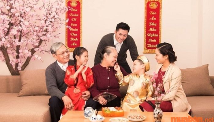 Lưu ý thứ hai khi xuất hành là vào mùng 1 Tết, bạn không nên đến thăm nhà ngoại, để tránh những điều không may trong năm mới.