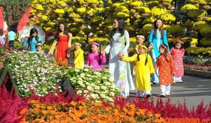 Một trong những lưu ý khi xuất hành đầu năm là không nên mặc trang phục màu đen hay trắng vào ngày mùng 1 Tết.