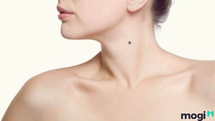 Nốt ruồi phú quý trên cổ phụ nữ