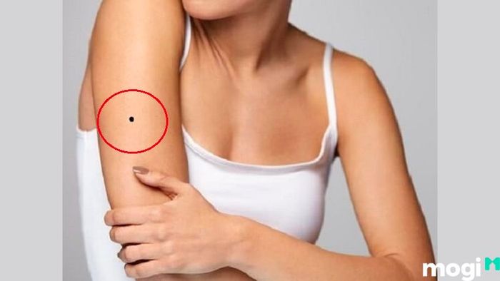 Nốt ruồi ở cánh tay phải: Ý nghĩa và điềm báo