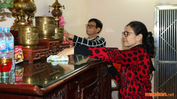Ai là người sẽ tỉa chân nhang?