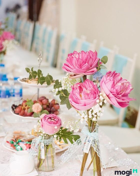 cắm hoa để bàn ngày cưới