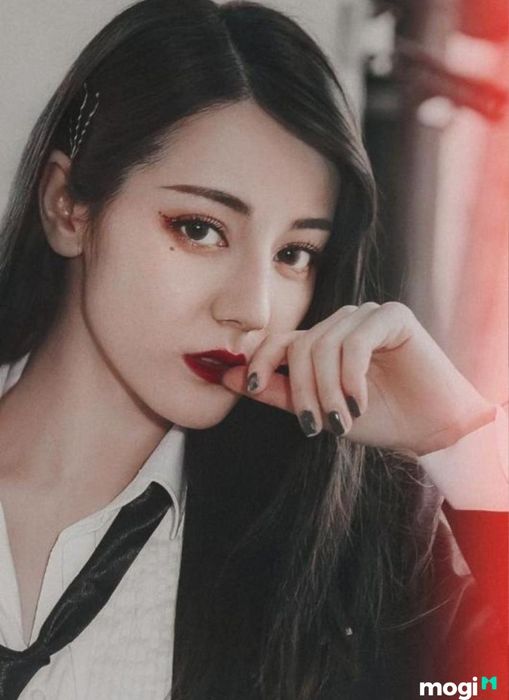 Những người sở hữu nốt ruồi lệ thường phải trải qua cuộc sống đầy thử thách, khó khăn, luôn phải đối mặt với những trở ngại không dễ vượt qua. Cuộc đời họ ít khi suôn sẻ và gặp nhiều trắc trở trong mọi lĩnh vực.