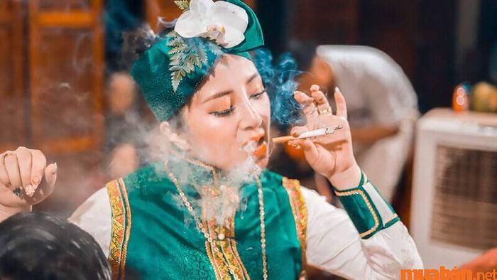 Hầu đồng là gì? Khám phá những bí ẩn và giá trị tinh thần trong nghi lễ hầu đồng của người Việt.