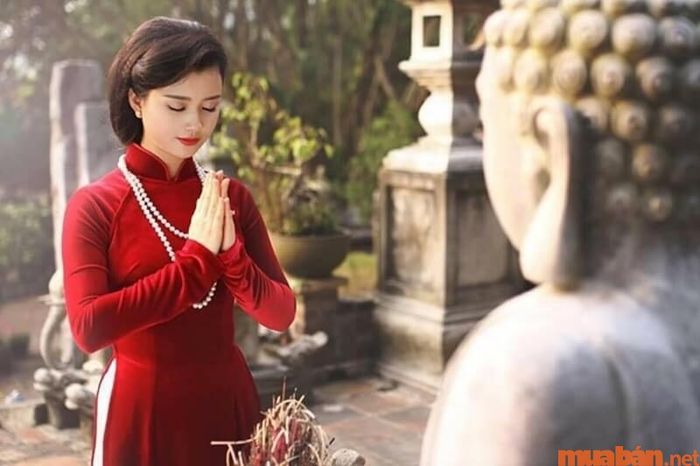 Lưu ý thứ tư khi xuất hành là, nếu đi chùa, bạn nên cầu nguyện cho gia đình bình an, sức khỏe, thay vì chỉ mong cầu tiền tài.