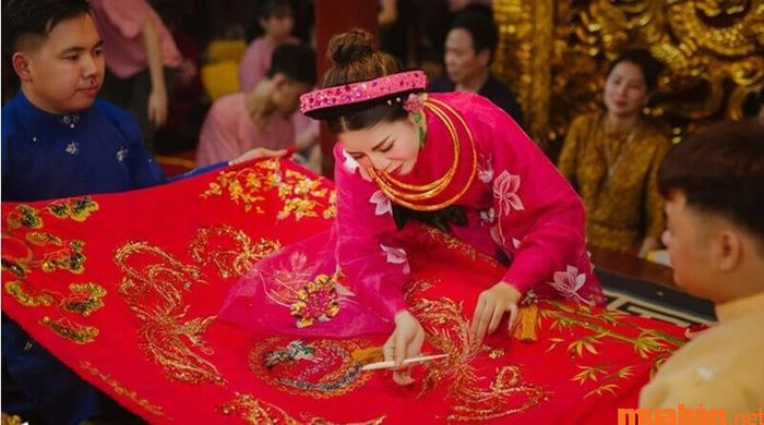 Theo truyền thống, cần chuẩn bị 36 bộ trang phục tương ứng với 36 vị thánh.