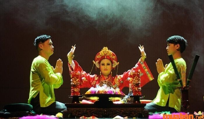 Tiến hành nghi lễ hầu đồng.