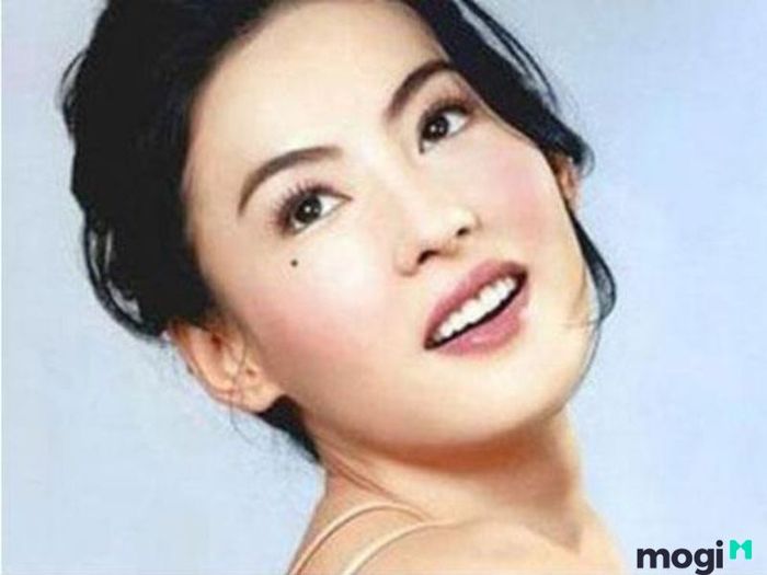 Nốt ruồi giọt lệ ở mắt phải của nữ giới