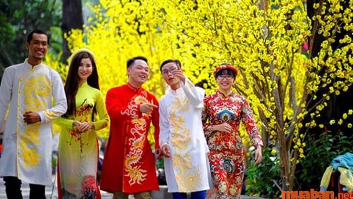Lưu ý thứ ba khi xuất hành là nên gặp những người hợp tuổi và có vía nhẹ, để mọi việc được thuận lợi, suôn sẻ.