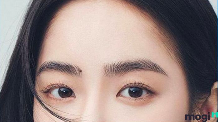 Nốt ruồi phú quý trong lông mày