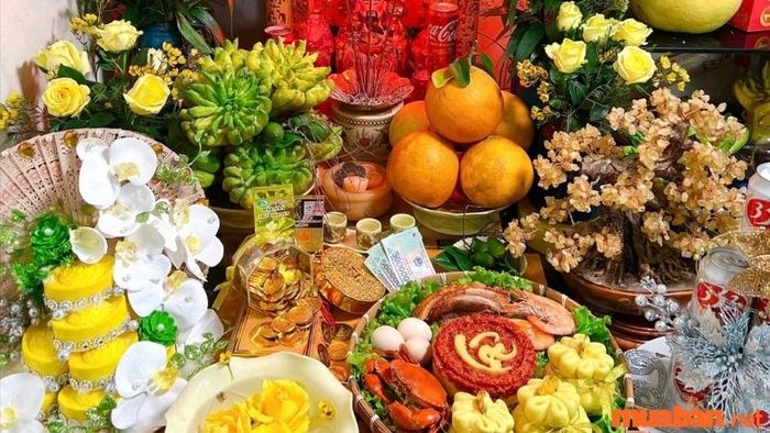Mâm lễ cúng Thần Tài vào dịp cuối năm cần chuẩn bị những vật phẩm như trên để cầu xin tài lộc và may mắn cho gia đình trong năm mới.