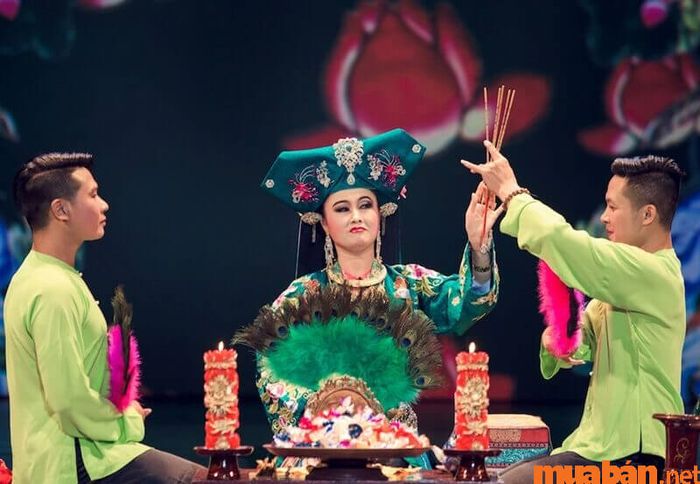 Dâng hương và lễ phép: Đây là hành động nhằm xua đuổi tà ma.
