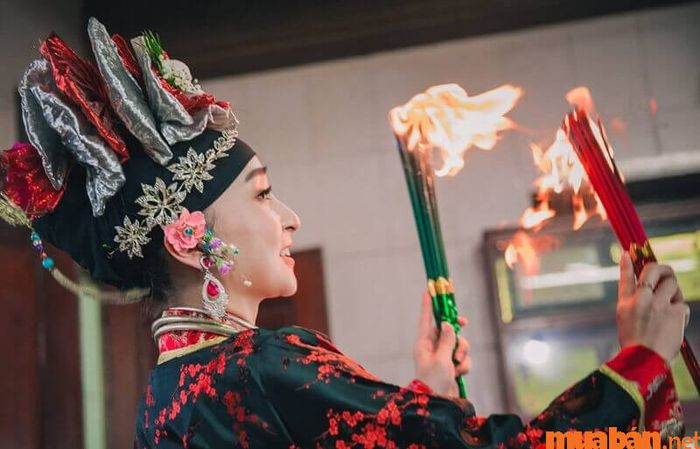 Có tổng cộng 36 vị Thánh được thờ phụng trong các giá hầu đồng.
