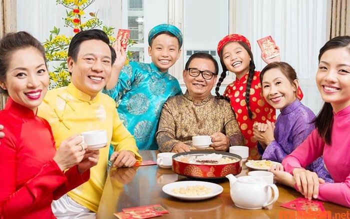 Lưu ý thứ chín khi xuất hành là gì? Nên nói những lời hay, ý đẹp để tạo ra không khí may mắn, tránh nói điều xui xẻo trong dịp Tết.
