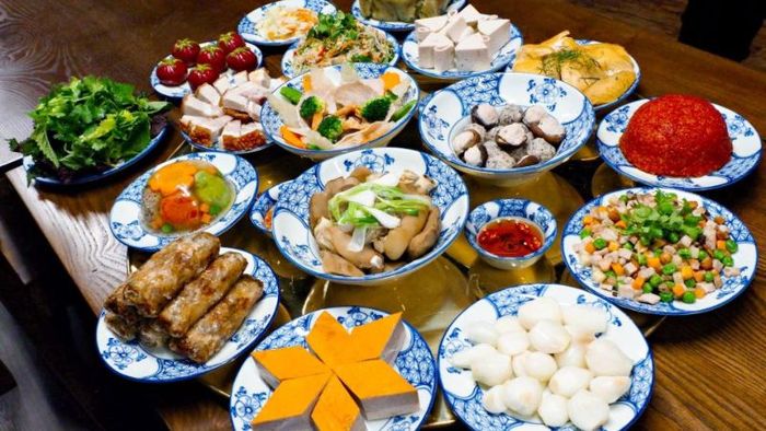 Mâm cơm hóa vàng Tết 2024 Giáp Thìn, đơn giản nhưng vẫn đẹp mắt