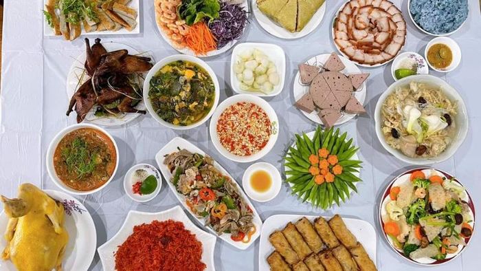 Mâm cơm hóa vàng Tết 2024 Giáp Thìn với đầy đủ các món ăn truyền thống