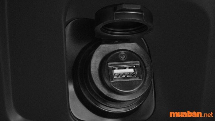 Hệ thống USB tiện lợi được tích hợp, giúp người lái sạc thiết bị di động một cách dễ dàng và an toàn.