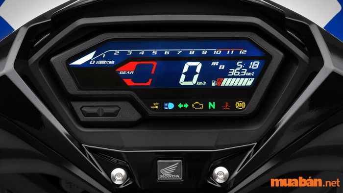 Mặt đồng hồ kỹ thuật số được thiết kế theo dạng âm bản, mang phong cách thể thao và hiện đại