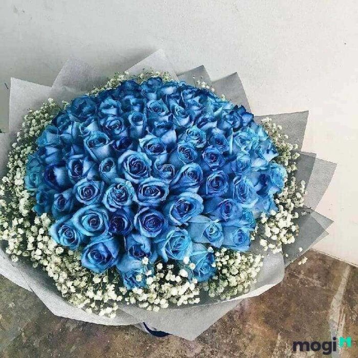 Sự kết hợp giữa hoa hồng xanh và hoa baby trắng mang đến một ý nghĩa tình yêu vĩnh cửu và thuần khiết, làm nổi bật vẻ đẹp và sự tinh tế trong mỗi bó hoa.
