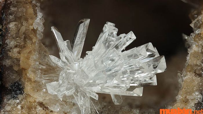 Các đặc tính hóa học đặc trưng của Topaz bao gồm các yếu tố quan trọng góp phần tạo nên sự đặc biệt của loại đá này.