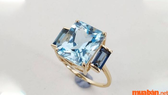 Nhẫn Topaz với sắc xanh dương nhạt, tuy đơn giản nhưng lại rất tinh tế, phù hợp với nhiều phong cách thời trang khác nhau.
