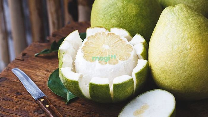 Trang trí quả bưởi trong mâm ngũ quả cúng làm nhà – Nguồn: Internet