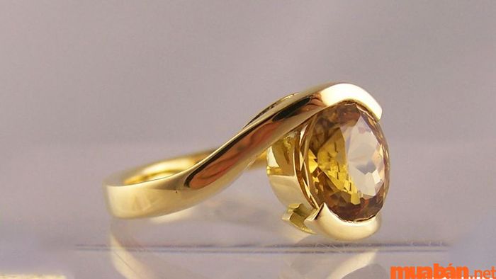 Nhẫn vàng Topaz là sự kết hợp hoàn hảo giữa vẻ đẹp sang trọng và sự tinh tế, là lựa chọn lý tưởng cho những ai yêu thích sự cao cấp.