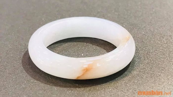 Đeo ngọc cẩm thạch phù hợp với mệnh giúp tăng cường may mắn và cải thiện vận khí.