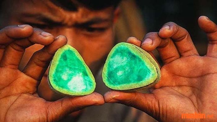 Ngọc cẩm thạch có nhiều tạp chất sẽ làm giảm giá trị của nó.
