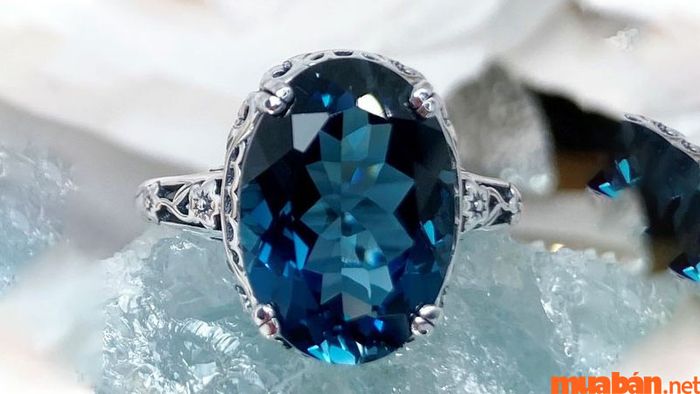 Nhẫn Topaz xanh dương đậm có khả năng giúp bạn duy trì sự cân bằng cảm xúc, mang lại sự bình yên cho tâm hồn.