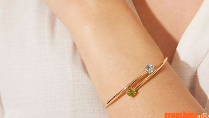 Chiếc vòng vàng đính đá Topaz mang vẻ đẹp tinh tế, tuy đơn giản nhưng vẫn toát lên sự sang trọng và quý phái.