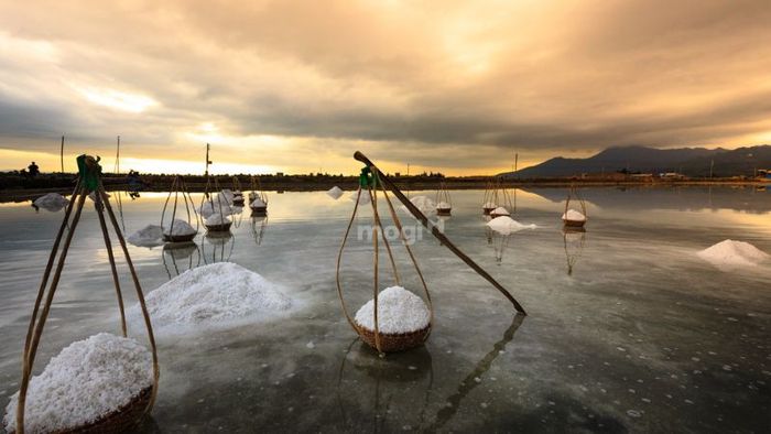 LMU là đất được sử dụng cho việc sản xuất muối, cả theo quy mô công nghiệp và thủ công.