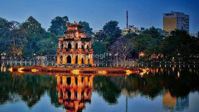 Hồ Gươm, hay còn gọi là Hồ Hoàn Kiếm, là một địa danh nổi tiếng của Hà Nội, gắn liền với nhiều truyền thuyết và câu chuyện lịch sử.