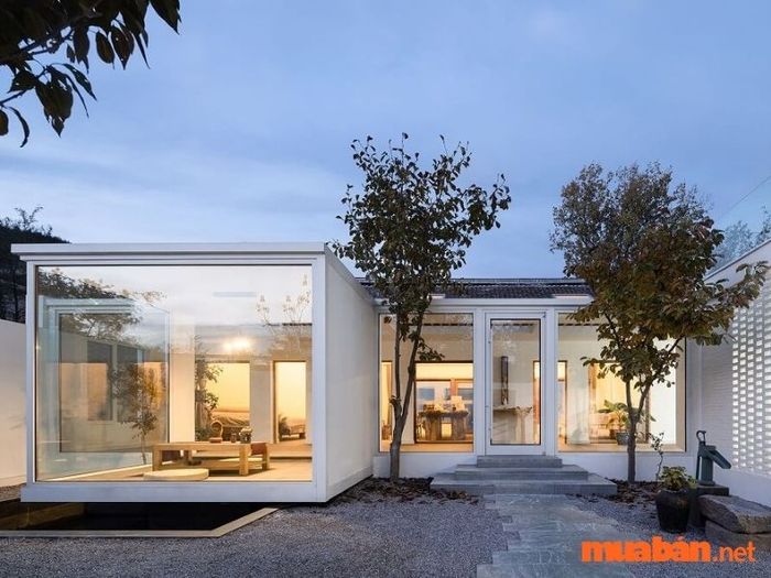Mẫu nhà cấp 4 mái bằng với thiết kế kính