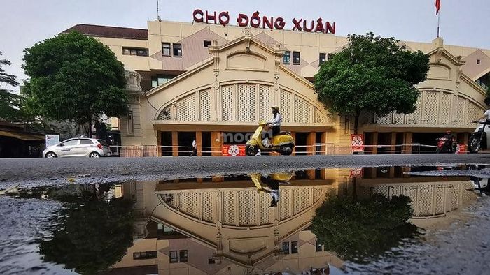 Chợ Đồng Xuân là một trong những khu chợ lâu đời và sầm uất nhất Hà Nội, nơi bạn có thể tìm thấy hàng hóa đa dạng từ thực phẩm, đồ gia dụng đến quần áo và nhiều sản phẩm khác. Đây là một điểm đến quen thuộc của người dân địa phương cũng như du khách.