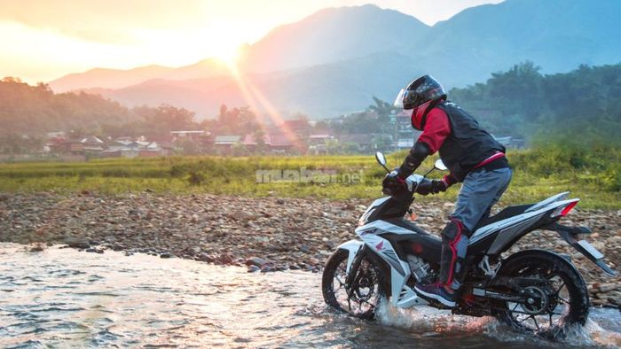Người mới nên tránh điều khiển xe trên địa hình gồ ghề, nhiều chướng ngại vật