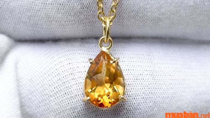 Vòng cổ Topaz vàng mang đến vẻ đẹp tinh tế, sang trọng, phù hợp với nhiều dịp và luôn tôn lên vẻ đẹp của người đeo.