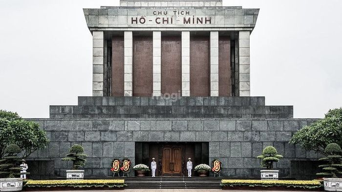 Lăng Chủ tịch Hồ Chí Minh, nơi ghi dấu sự kính trọng và biết ơn của toàn dân đối với Bác Hồ, là một công trình lịch sử đầy ý nghĩa.