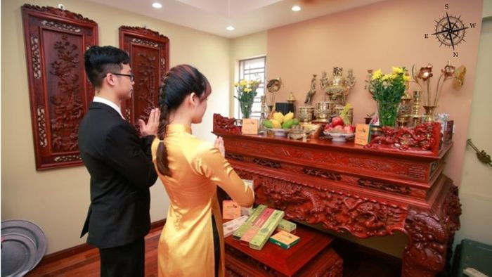 Bố trí bàn thờ tại hướng Tây Nam và quay về hướng Đông Bắc để đảm bảo phong thủy tốt cho gia chủ.
