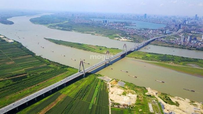 Sông Hồng, con sông huyền thoại, không chỉ là nguồn sống mà còn là chứng nhân lịch sử, đưa ta về với cội nguồn của dân tộc.