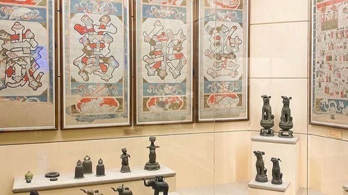 Bảo tàng lưu giữ vô vàn tư liệu và hiện vật quý giá, làm minh chứng cho sự phát triển và tiến bước của Việt Nam qua các thời kỳ lịch sử.