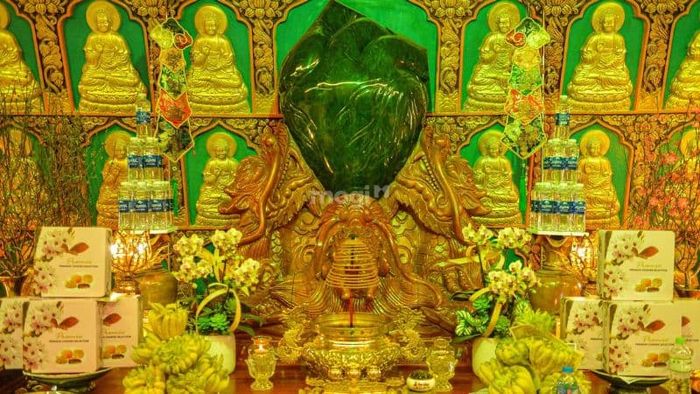 Chùa Khai Nguyên sở hữu một bộ sưu tập 1975 pho tượng Phật lớn nhỏ, được chế tác từ các chất liệu quý giá, tạo nên một không gian tâm linh đặc sắc.