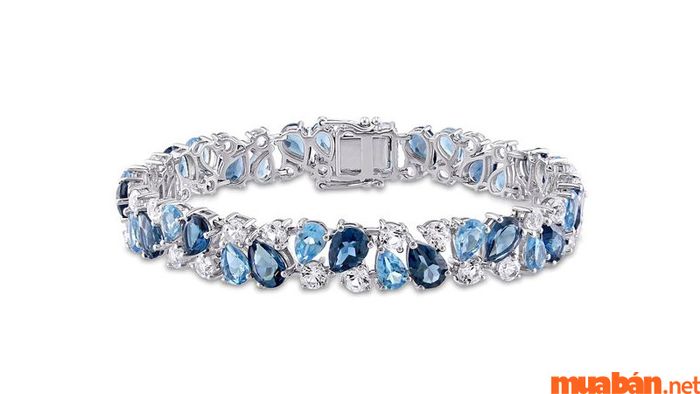 Vòng tay kết hợp màu xanh dương đậm và nhạt của đá Topaz mang lại sự cân đối hoàn hảo, tạo điểm nhấn cho bộ trang sức thêm phần quý phái.