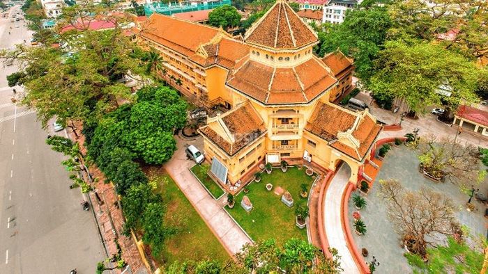 Bảo tàng sở hữu một phong cách kiến trúc Pháp độc đáo và đầy lãng mạn, mang lại ấn tượng mạnh mẽ cho du khách.