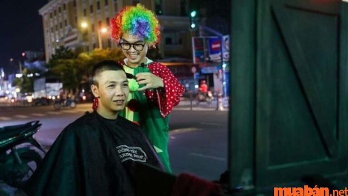 Cắt tóc vào buổi tối không phải là một lựa chọn tốt, bởi đây là thời điểm giao hòa giữa âm và dương, khi âm khí thường mạnh hơn. Việc cắt tóc lúc này có thể khiến tóc rơi xuống sàn, thu hút vong hồn hoặc những điều không may, gây nhiễu loạn và thậm chí ảnh hưởng xấu đến sức khỏe của bạn.