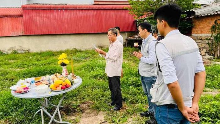 Ngoài mâm ngũ quả, còn có nhiều vật phẩm khác cũng được dùng trong lễ cúng bái - Nguồn: Internet