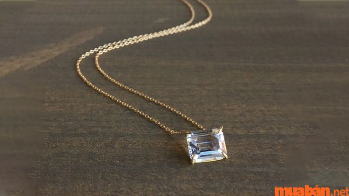 Vòng cổ đá Topaz với màu xanh dương nhạt, thiết kế đơn giản nhưng tinh tế, sẽ là điểm nhấn hoàn hảo cho bộ trang phục của bạn.