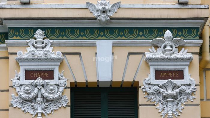 Những chi tiết hoa văn trang trí được chạm khắc tỉ mỉ bên ngoài Bưu điện TP. Hồ Chí Minh - Nguồn: Internet