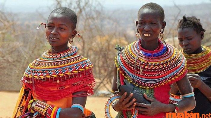 Topaz có sự liên kết mật thiết với các nghi lễ truyền thống của các bộ lạc ở Bắc Phi, nơi nó được coi là một viên đá linh thiêng.