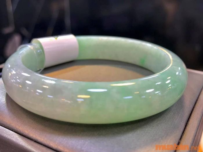 Đánh giá độ trong suốt của ngọc cẩm thạch để xác định chất lượng của viên đá.